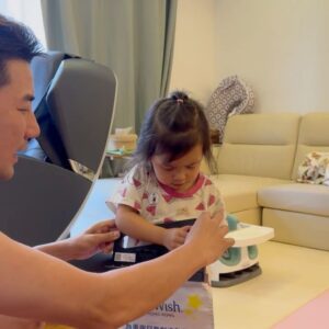 Tony Hung Instagram - 上星期六同 @inez_leong @mollynamberyl amber一齊幫願望成真基金賣旗籌款，之前一星期已經開始練習😏😏😏😏 佢都好識做😍

希望可以幫助更多重病兒童實現願望💫今次係Amber第一次賣旗，亦係一個好好嘅experience俾我哋一家人參與義工服務。

希望大家都可以多多支持 @makeawishhk，藉住願望成真嘅體驗鼓勵病童勇敢面對病情，放下病患憂慮，為生活帶來正能量💪🏻

#願望成真基金 #MakeAWishHK #願望成真賣旗日 #MAWFlagDay #願望就是希望 #WishIsHope