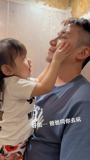 Tony Hung Instagram - 當你終於唔需要捱通宵睇奧運，想瞓覺好嘅，你先發覺原來世界總喜歡戲弄你。#daugtherlove #familytime

@mollynamberyl @inez_leong