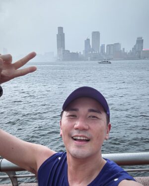 Tony Hung Instagram - 全馬進發，每朝早俾老婆虐練
嚟緊會跑全馬，得三個月時間準備，而最重要就係我從來未跑過全馬，半馬都係僅僅完成，同老婆講，佢就話：「不要問我為什麼跑步，問你自己為什麼不跑？」🫣 好
#全馬 #跑步人生 

@inez_leong @fasunwht 一齊努力