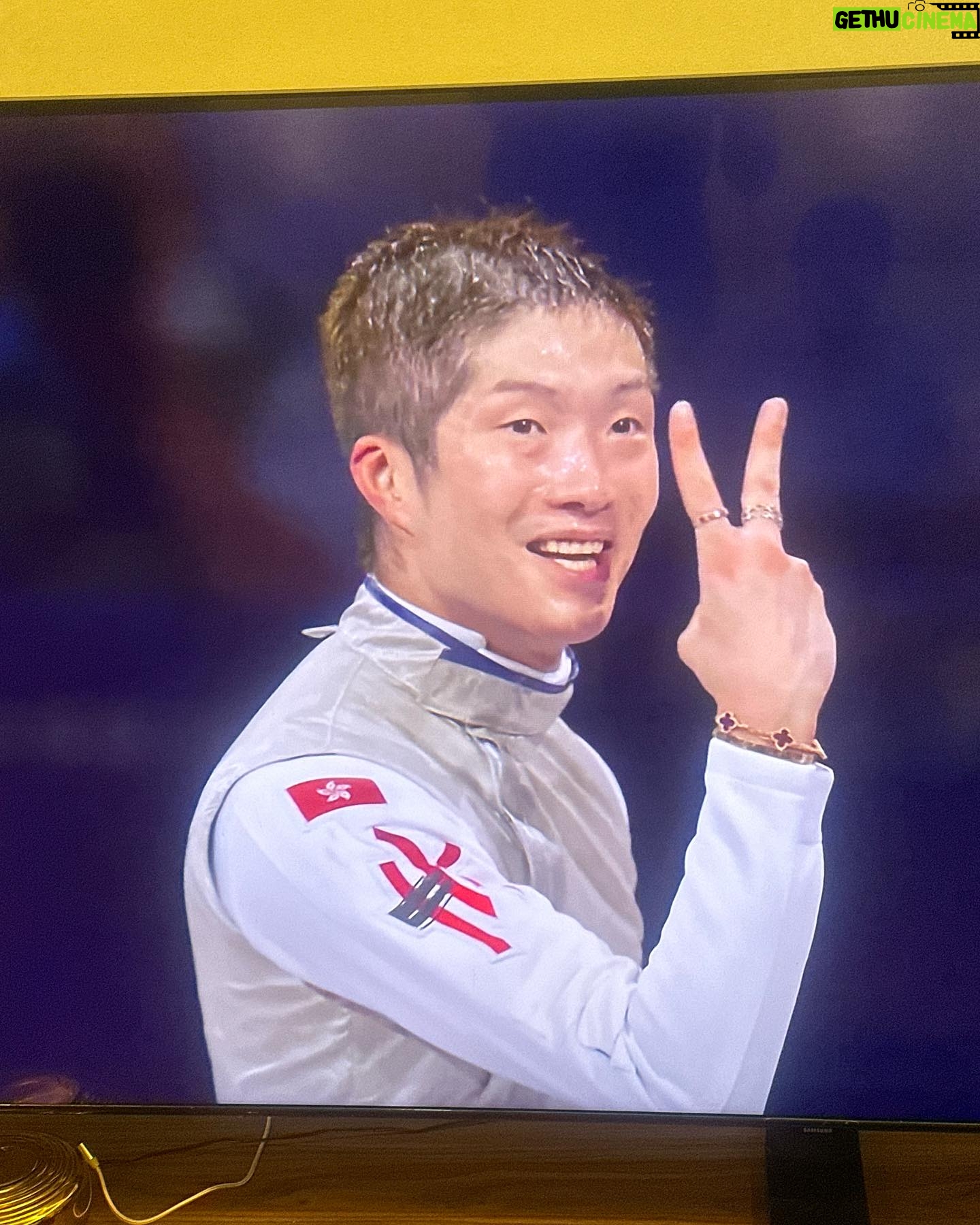 Tony Hung - 9.2K Likes - 今日全香港都呢個手勢。#雙金 #張家朗