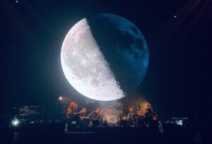 Tony Levin Instagram - Here’s something special - my daughter, filmmaker Maggie Levin, came to the last dress rehearsal in London and got some great photos of the #PeterGabriel show.

https://tonylevin.com/road-diaries/peter-gabriel-io-tour/show-pics1