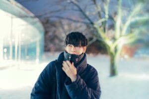 Toru Kitajima Instagram - ⠀
自由になれる瞬間に何度も会えた気がする
みんなの顔も良く見えました
衣装はまさかのベロア被り😇

kalappo tiny brain session -kanazawan edition-
12/23 & 12/24
金沢21世紀美術館シアター21
Piano: Sara Wakui
Violin & Synthesizer: Anzu Suhara

FOH engineer: Hiraku Someno (STYRISM)
Guitar tech: Yuta Kogure (Straight)
Photo: Takayuki Okada
@suzukitakayuki_atelier 
@ayame_socks