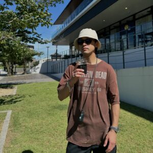 Toshimitsu Instagram - 暑すぎて話にならん。

白バケハが新鮮で良い(見た目もなんだか涼しい)。

上下とも少し見た目がボロい古着(好)でラフすぎなので、アクセ類で補強。笑