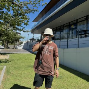 Toshimitsu Instagram - 暑すぎて話にならん。

白バケハが新鮮で良い(見た目もなんだか涼しい)。

上下とも少し見た目がボロい古着(好)でラフすぎなので、アクセ類で補強。笑