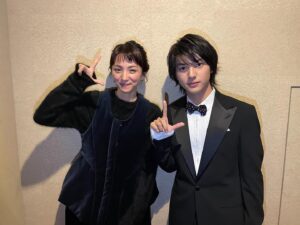Towa Araki Instagram - Netflix「First Love 初恋」11月24日から配信スタートです！楽しみにしていてくださいʕ•̫͡•ʕ*̫͡*ʕ•͓͡•ʔ
満島ひかりさんや佐藤健さんをはじめたくさんの大先輩たちとの共演に緊張とワクワクと、苦労もしながら1年間撮影しました。オーディションから考えたら数年の間みなさんとお仕事ができて本当に幸せでした！ᐡ⸝⸝› ·̫ ‹⸝⸝ᐡ
昨日プレミアイベントにも出席させて頂きました( ˶ｰ̀֊ｰ́ )
Netflix Japan公式YouTubeから見られます!!
写真はその時に撮って頂いた写真です
お母さんです=͟͟͞͞♡