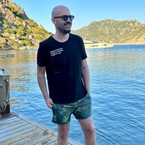 Toygar Işıklı Instagram - Deniz görmeden yaşayamıyorsan, sen eşittir ben demektir. 
📷: @aylinisikli1