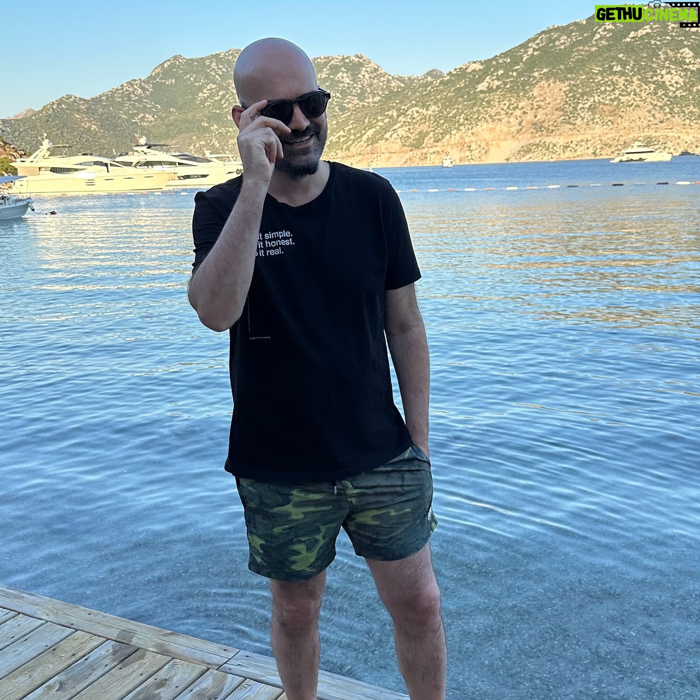 Toygar Işıklı - 14.7K Likes - Deniz görmeden yaşayamıyorsan, sen eşittir ben demektir.
📷: @aylinisikli1