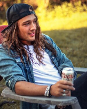 Travis Cormier Instagram - Special thanks to @coorslightcanada for the cold ones on the set of my last music video🍺🤘🏼#musicvideo #coorslight #coorslightcanada 
.
📸@agenceranch