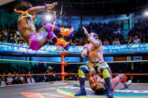 Travis Gordon Instagram - En la lucha estelar del #SábadoDeColiseo, @voladorjrcmll, @theflipgordon y @starjrcmll vencieron a Averno, @stuka_jr y @yosoydragon. 
📸 @elfotografodelasluchas 

#CMLL #LuchaLibre #LuchaLibreMexicana #Luchador #Wrestling #MexicanWrestling #follow