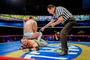 Travis Gordon Instagram - Así se vivió el mano a mano que sostuvieron en el #SábadoDeColiseo, @theflipgordon y @angeldeorocmll, donde el norteamericano se apoderó de la victoria tras una extenuaste batalla. 
 📸 @elfotografodelasluchas 

#CMLL #LuchaLibre #LuchaLibreMexicana #LuchaLibreCMLL #ArenaMexico #Luchador #Wrestling #MexicanWrestling #follow
