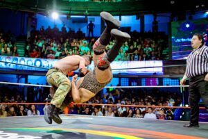 Travis Gordon Instagram - Tras un extraordinario enfrentamiento en mano a mano en la Arena Coliseo, @theflipgordon logró imponerse ante @barbaro_cavernario en un ambiente hostil para el norteamericano en El Embudo de Perú 77. Al final, el público se le entregó al técnico y al integrante de Los Bárbaros premiando su épico duelo con una impresionante ovación. 
📸 @elfotografodelasluchas 

#CMLL #LuchaLibre #LuchaLibreMexicana #Luchador #Wrestling #MexicanWrestling #follow #ArenaColiseo #FlipGordon #BarbaroCavernario