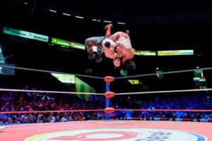 Travis Gordon Instagram - ¡Fenomenal victoria! El estadounidense @theflipgordon se empleó a fondo en el #DomingoFamiliarCMLL para dar cuenta de @nieblaroja_cmll_original en un extraordinario mano a mano. 
📸 @elfotografodelasluchas 

#CMLL #LuchaLibre #LuchaLibreMexicana #LuchaLibreCMLL #ArenaMexico #Luchador #Wrestling #MexicanWrestling #follow