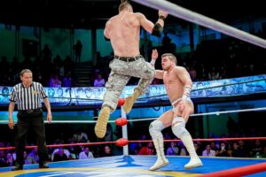 Travis Gordon Instagram - Así se vivió el mano a mano que sostuvieron en el #SábadoDeColiseo, @theflipgordon y @angeldeorocmll, donde el norteamericano se apoderó de la victoria tras una extenuaste batalla. 
 📸 @elfotografodelasluchas 

#CMLL #LuchaLibre #LuchaLibreMexicana #LuchaLibreCMLL #ArenaMexico #Luchador #Wrestling #MexicanWrestling #follow