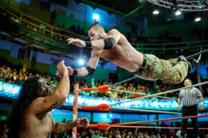 Travis Gordon Instagram - Tras un extraordinario enfrentamiento en mano a mano en la Arena Coliseo, @theflipgordon logró imponerse ante @barbaro_cavernario en un ambiente hostil para el norteamericano en El Embudo de Perú 77. Al final, el público se le entregó al técnico y al integrante de Los Bárbaros premiando su épico duelo con una impresionante ovación. 
📸 @elfotografodelasluchas 

#CMLL #LuchaLibre #LuchaLibreMexicana #Luchador #Wrestling #MexicanWrestling #follow #ArenaColiseo #FlipGordon #BarbaroCavernario