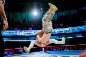 Travis Gordon Instagram - Así se vivió el mano a mano que sostuvieron en el #SábadoDeColiseo, @theflipgordon y @angeldeorocmll, donde el norteamericano se apoderó de la victoria tras una extenuaste batalla. 
 📸 @elfotografodelasluchas 

#CMLL #LuchaLibre #LuchaLibreMexicana #LuchaLibreCMLL #ArenaMexico #Luchador #Wrestling #MexicanWrestling #follow