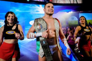 Travis Gordon Instagram - Así se vivió el mano a mano que sostuvieron en el #SábadoDeColiseo, @theflipgordon y @angeldeorocmll, donde el norteamericano se apoderó de la victoria tras una extenuaste batalla. 
 📸 @elfotografodelasluchas 

#CMLL #LuchaLibre #LuchaLibreMexicana #LuchaLibreCMLL #ArenaMexico #Luchador #Wrestling #MexicanWrestling #follow