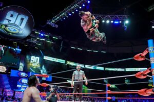Travis Gordon Instagram - ¡Fenomenal victoria! El estadounidense @theflipgordon se empleó a fondo en el #DomingoFamiliarCMLL para dar cuenta de @nieblaroja_cmll_original en un extraordinario mano a mano. 
📸 @elfotografodelasluchas 

#CMLL #LuchaLibre #LuchaLibreMexicana #LuchaLibreCMLL #ArenaMexico #Luchador #Wrestling #MexicanWrestling #follow