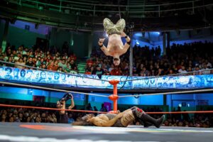 Travis Gordon Instagram - Tras un extraordinario enfrentamiento en mano a mano en la Arena Coliseo, @theflipgordon logró imponerse ante @barbaro_cavernario en un ambiente hostil para el norteamericano en El Embudo de Perú 77. Al final, el público se le entregó al técnico y al integrante de Los Bárbaros premiando su épico duelo con una impresionante ovación. 
📸 @elfotografodelasluchas 

#CMLL #LuchaLibre #LuchaLibreMexicana #Luchador #Wrestling #MexicanWrestling #follow #ArenaColiseo #FlipGordon #BarbaroCavernario