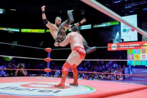Travis Gordon Instagram - ¡Fenomenal victoria! El estadounidense @theflipgordon se empleó a fondo en el #DomingoFamiliarCMLL para dar cuenta de @nieblaroja_cmll_original en un extraordinario mano a mano. 
📸 @elfotografodelasluchas 

#CMLL #LuchaLibre #LuchaLibreMexicana #LuchaLibreCMLL #ArenaMexico #Luchador #Wrestling #MexicanWrestling #follow