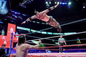 Travis Gordon Instagram - ¡Fenomenal victoria! El estadounidense @theflipgordon se empleó a fondo en el #DomingoFamiliarCMLL para dar cuenta de @nieblaroja_cmll_original en un extraordinario mano a mano. 
📸 @elfotografodelasluchas 

#CMLL #LuchaLibre #LuchaLibreMexicana #LuchaLibreCMLL #ArenaMexico #Luchador #Wrestling #MexicanWrestling #follow