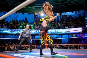 Travis Gordon Instagram - En la lucha estelar del #SábadoDeColiseo, @voladorjrcmll, @theflipgordon y @starjrcmll vencieron a Averno, @stuka_jr y @yosoydragon. 
📸 @elfotografodelasluchas 

#CMLL #LuchaLibre #LuchaLibreMexicana #Luchador #Wrestling #MexicanWrestling #follow