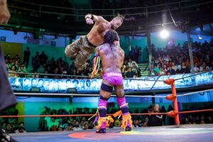 Travis Gordon Instagram - En la lucha estelar del #SábadoDeColiseo, @voladorjrcmll, @theflipgordon y @starjrcmll vencieron a Averno, @stuka_jr y @yosoydragon. 
📸 @elfotografodelasluchas 

#CMLL #LuchaLibre #LuchaLibreMexicana #Luchador #Wrestling #MexicanWrestling #follow