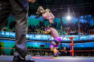 Travis Gordon Instagram - En la lucha estelar del #SábadoDeColiseo, @voladorjrcmll, @theflipgordon y @starjrcmll vencieron a Averno, @stuka_jr y @yosoydragon. 
📸 @elfotografodelasluchas 

#CMLL #LuchaLibre #LuchaLibreMexicana #Luchador #Wrestling #MexicanWrestling #follow