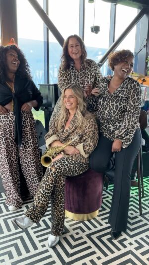 Trijntje Oosterhuis Instagram - Muziek Quiz Part 2!!✨Heerlijk om alvast in de sferen te komen! 🎤💋🎶🎷