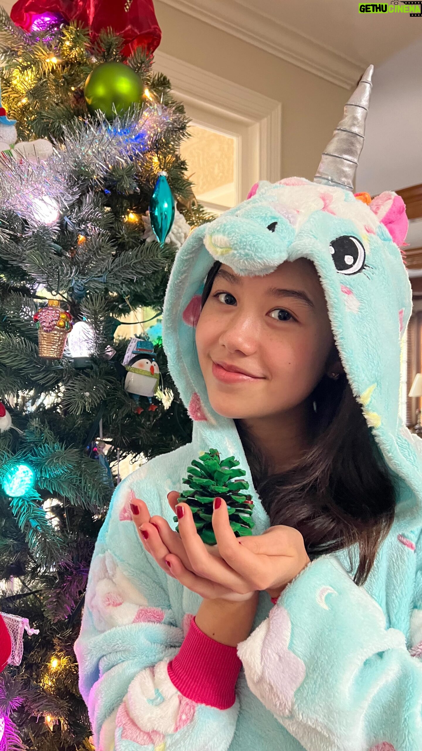 Trinity Bliss - 5.5K Likes - Although I am a SoCal girl, there is a #christmastreefarm in my heart! 🎅 dropped in too!
Happy Holidays!!!!!!
#christmastreefarmcover