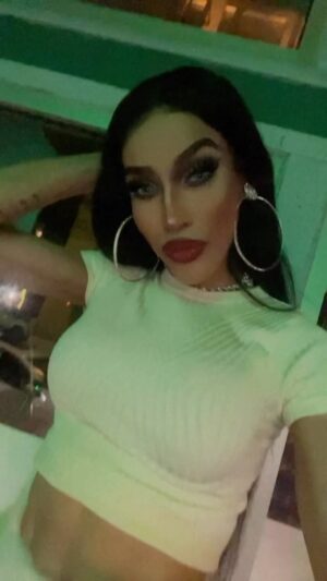 Trinity K. Bonet Instagram - On to a new day! Sitting pretty! Yesterday I let my heart show per usual! But if I don’t defined me no one will! Don’t let people bully you. Especially when they know your weakness… always be kind but cut them at the knees when they play wit you ! Say somethin nice to someone today.. they may need it ! And book at queen! Love yall for free❤️🤓