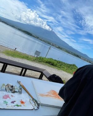 Tsurutaro Kataoka Instagram - 毎年恒例山梨富士山制作🗻
河口湖から臨む富士山を描きます🖌️
さぁ〜て今年はどんな富士山になるのか〜🗻

#片岡鶴太郎#俳優#画家#ヨーギー#ヨガ#つるちゃん#オシャレ#古着#太田プロ#芸人#ぴよこちゃん#おでん芸#ものまね#ボクシング#ちょっちゅね#pm11時起き#富士山#山梨#絵の具#河口湖