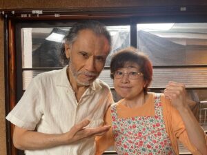 Tsurutaro Kataoka Instagram - 先日の『GO HOME』第2話。
身元不明の遺体役。
初めての挑戦、とても楽しい撮影でした🎥
御覧頂きました皆様方、有難う御座いました☺️
今回初共演の田中真弓さんとツーショット✌️

#片岡鶴太郎#俳優#画家#ヨーギー#ヨガ#つるちゃん#オシャレ#古着#太田プロ#芸人#ぴよこちゃん#おでん芸#ものまね#ボクシング#ちょっちゅね#pm11時起き#GOHOME#声優#ドラマ#ツーショット