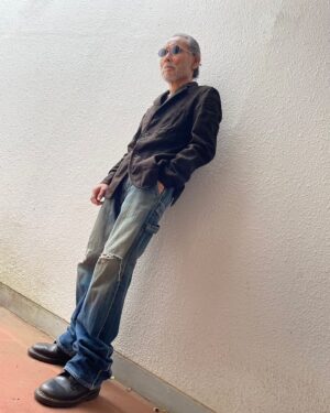 Tsurutaro Kataoka Instagram - ペインターデニム👖

⭐️COMME des GARÇONS （コム・デ・ギャルソン）ジャケット💫

⭐️International Gallery BEAMS（インターナショナル・ギャラリービームス）ヴィンテージペインターデニム👖

⭐️Giorgio Armani（ジョルジオ アルマーニ）アイウェア🕶️

⭐️Ralph Lauren（ラルフローレン）ターコイズネックレス✨

⭐️アンティークギメルリング💍

⭐️アンティークターコイズリング💍

⭐️アンティークインディアンジュエリーリング💍

⭐️Dr. Martens（ドクターマーチン）ブーツ🥾

#片岡鶴太郎#俳優#画家#ヨーギー#ヨガ#つるちゃん#オシャレ#古着#太田プロ#芸人#ぴよこちゃん#おでん芸#ものまね#ボクシング#ちょっちゅね#pm11時起き#デニム#ペインター