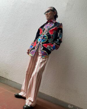 Tsurutaro Kataoka Instagram - レッドカーペット🟥

⭐️Dolce & Gabbana（ドルチェ&ガッバーナ）シャツ👔

⭐️オリジナルオーダーメイドパンツ🩳

⭐️オリジナルアイウェア🕶️

⭐️VERSACE（ヴェルサーチェ）アンティークネックレス✨

⭐️アンティークネックレス💫

⭐️アンティークインディアンジュエリーリング💍

⭐️アンティークターコイズリング💍

⭐️Touareg(トゥアレグ)アンティークシルバーリング💍

⭐️ROBERT CLERGERIE(ロベール・クレジュリー)コンビ👞

#片岡鶴太郎#俳優#画家#ヨーギー#ヨガ#つるちゃん#オシャレ#古着#太田プロ#芸人#ぴよこちゃん#おでん芸#ものまね#ボクシング#ちょっちゅね#pm11時起き#dolce&gabbana#original#versace#touareg#robertclergerie