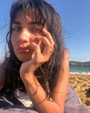 Tuba Büyüküstün Instagram - Deniz& güneş& kum& kitabım& ben.. tam bi Yengeç  burcu menüsü🦀🐚 
El mar& el sol& la arena& mi libro& yo ..Un menú completo para una Cáncer.. ( i might be wrong with  spanish translation 🙈) 
#summer #spain #vacation #sea #sun #reading #carljung #selfcare #paix #peace #mykindofplace #being #art #pierrebonnard