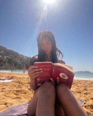 Tuba Büyüküstün Instagram - Deniz& güneş& kum& kitabım& ben.. tam bi Yengeç  burcu menüsü🦀🐚 
El mar& el sol& la arena& mi libro& yo ..Un menú completo para una Cáncer.. ( i might be wrong with  spanish translation 🙈) 
#summer #spain #vacation #sea #sun #reading #carljung #selfcare #paix #peace #mykindofplace #being #art #pierrebonnard