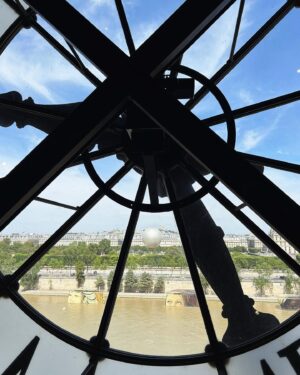 Tuba Büyüküstün Instagram - Une journée avec mes amours.. 🤍 
Sevgililerimle bir gün.. ❣️
@hazellevent & @tulimage & Yaz & Ada🦋
#paris #olympic #parisolympics 2024 #museedorsay #painting #art #lifewithkids #baby #toddler #timewithfriends