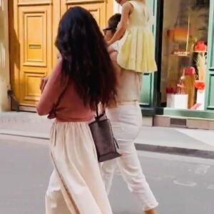 Tuba Büyüküstün Instagram - Une journée avec mes amours.. 🤍 
Sevgililerimle bir gün.. ❣️
@hazellevent & @tulimage & Yaz & Ada🦋
#paris #olympic #parisolympics 2024 #museedorsay #painting #art #lifewithkids #baby #toddler #timewithfriends