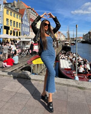 Tuğçe Özbudak Instagram - Danimarka’nın havası ikizler burcu net🫢 kararsızlıkta yarışırız🌈💫