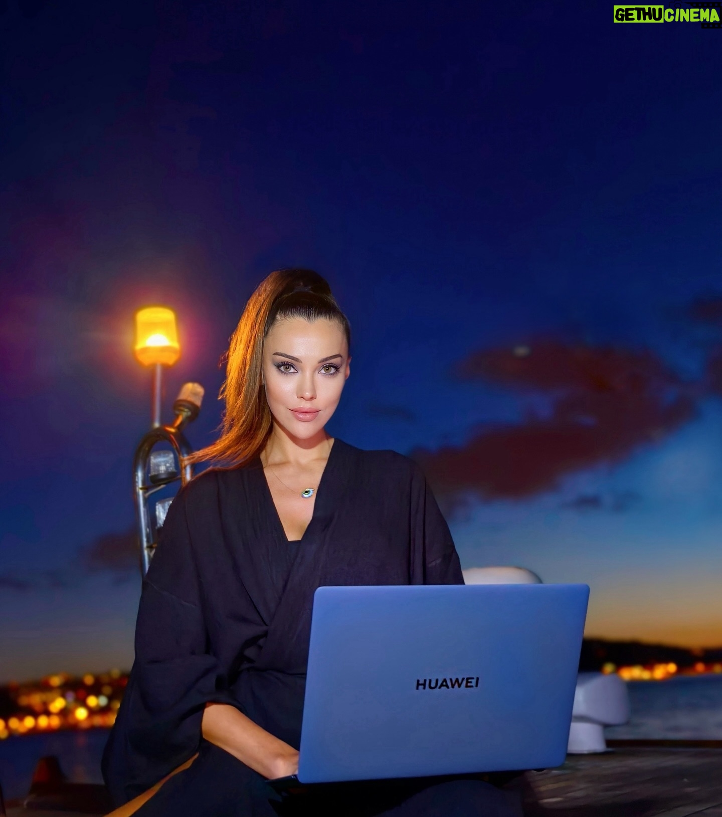 Tuvana Türkay - 134.9K Likes - Zarif ama bir o kadar da güçlü! Şimdi birlikte daha güçlüyüz 🩵
Huawei MateBook X Pro, yeni ufuklara yelken açarken, esnek oled ekranı ve hafifliğiyle en iyi yol arkadaşım oldu. 💻💃🏻
#HuaweiMatebookXPro 2024
#işbirliği
@huaweimobiletr