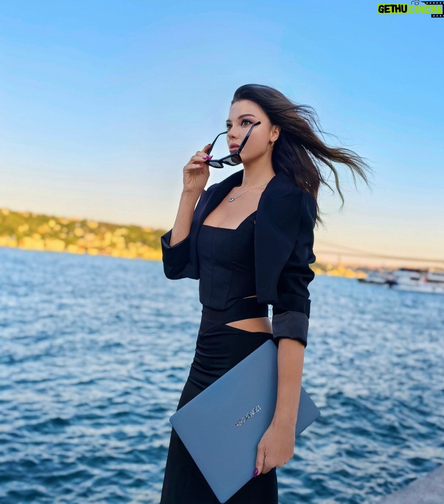 Tuvana Türkay - 134.9K Likes - Zarif ama bir o kadar da güçlü! Şimdi birlikte daha güçlüyüz 🩵
Huawei MateBook X Pro, yeni ufuklara yelken açarken, esnek oled ekranı ve hafifliğiyle en iyi yol arkadaşım oldu. 💻💃🏻
#HuaweiMatebookXPro 2024
#işbirliği
@huaweimobiletr