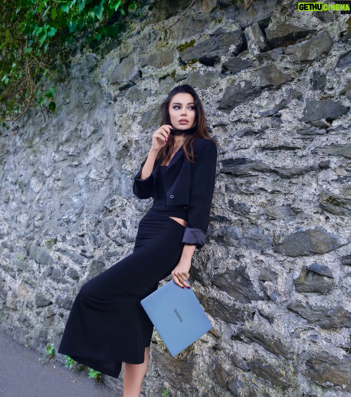 Tuvana Türkay - 134.9K Likes - Zarif ama bir o kadar da güçlü! Şimdi birlikte daha güçlüyüz 🩵
Huawei MateBook X Pro, yeni ufuklara yelken açarken, esnek oled ekranı ve hafifliğiyle en iyi yol arkadaşım oldu. 💻💃🏻
#HuaweiMatebookXPro 2024
#işbirliği
@huaweimobiletr