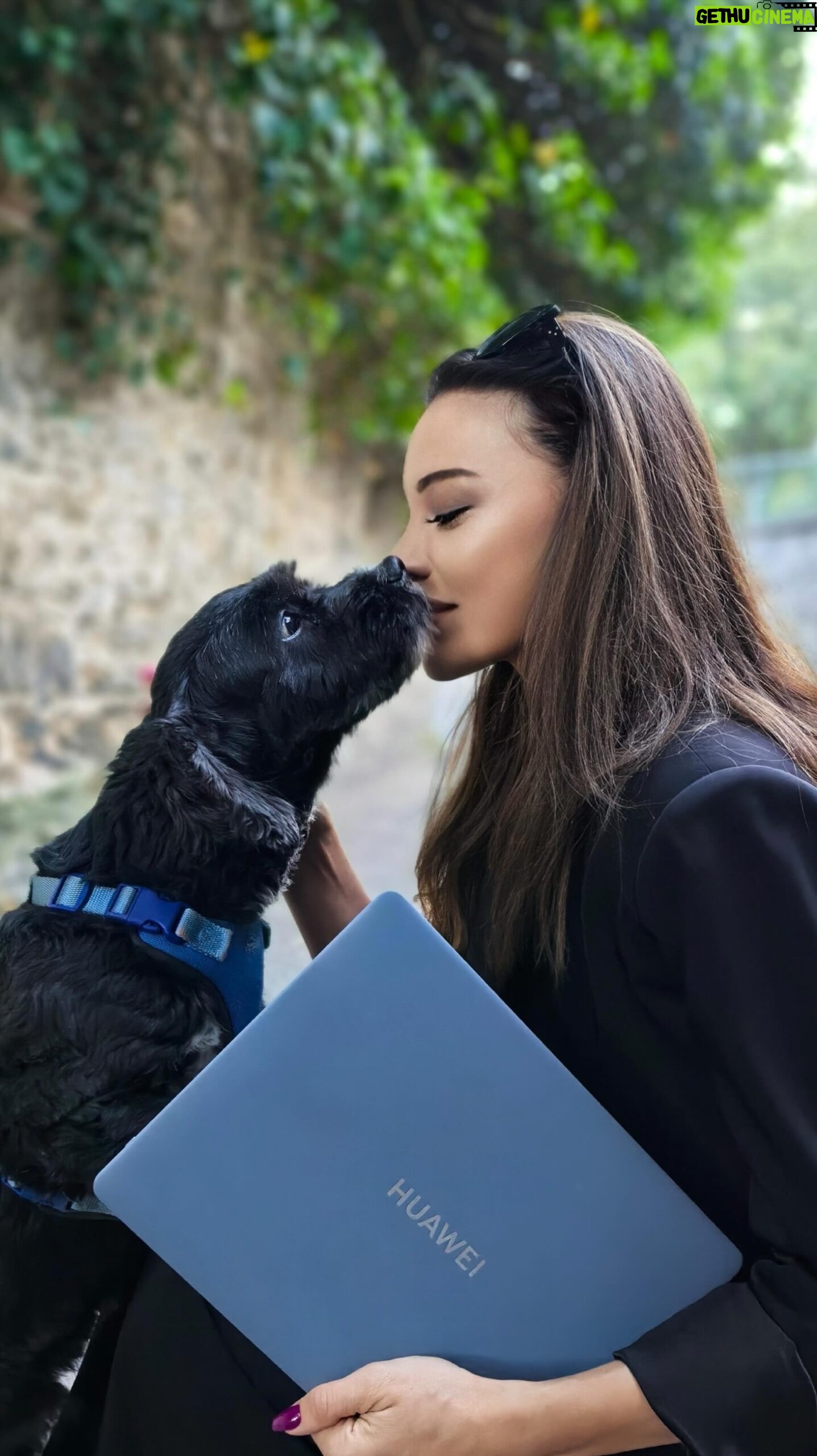 Tuvana Türkay - 141.2K Likes - Ultra ince ve şık tasarımıyla, iki parmağınızın arasında taşıyabileceğiniz 980 gr bir çalışma arkadaşı hayal edin 🥹Güçlü performansı ve uzun batarya ömrüyle, nerede olursanız olun verimliliği yanınızda taşıyın. 💻
#HuaweiMateBookXPro @huaweimobiletr
#işbirliği