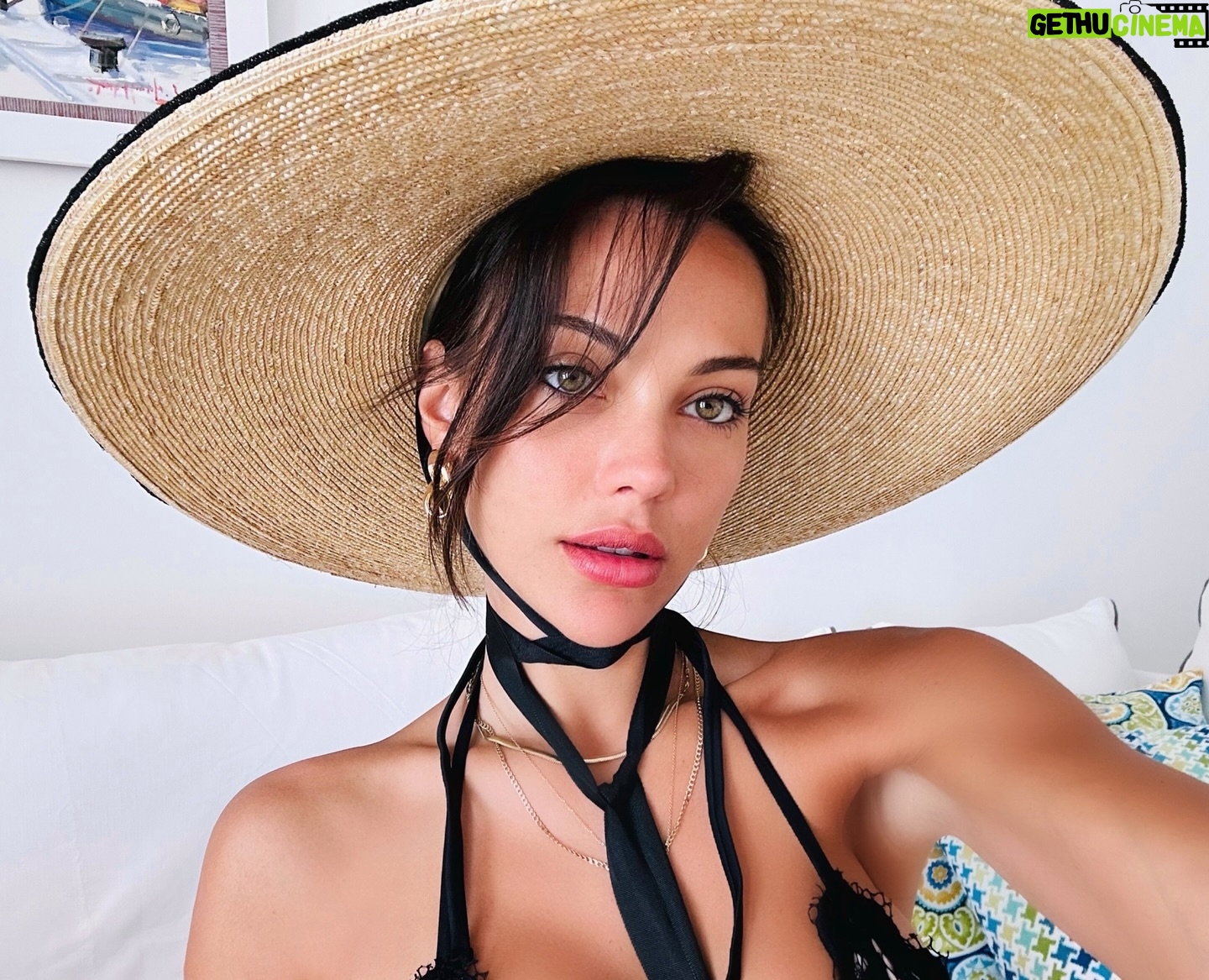 Tuvana Türkay - 129.8K Likes - 👒