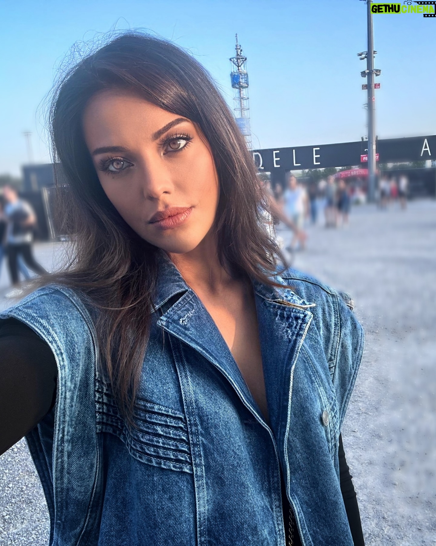 Tuvana Türkay - 121.1K Likes - Hello from the other side 👋🏻 / 23.07.2024