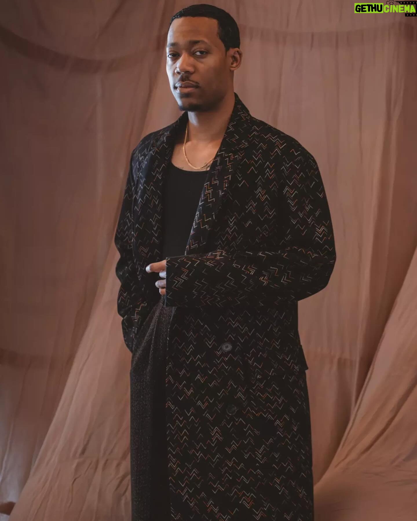 Tyler James Williams - 3 Likes - Thank you @latimes π€
Styled by: @ilariaurbinati in @missoni
Grooming: @crazysexybeautifoe