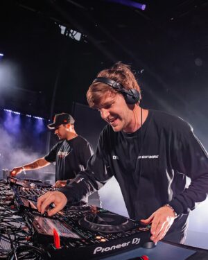 Tyler Marenyi Instagram - NGHTMRE b2b JAUZ at @ilesoniq 🫨

The energy for this set was truly unreal. From first song to last you guys were going absolutely crazy. Thank you for packing out the stage for our set!! 🔮 🦈

🎥/📸: @capturedbycyga