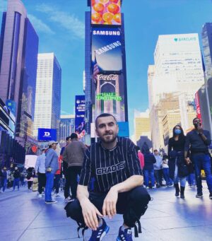 Tymofii Muzychuk Instagram - Одна з моїх мрій здійснилась, я побував в Нью-Йорку🥹 

#timessquare #newyork #sopilkar #usa