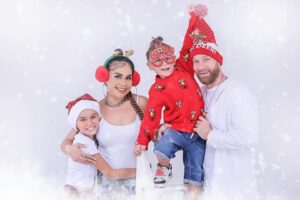 Tyson Lynch Instagram - Merry Christmas or “ happy jesus day “ to everyone from the Lynch family 🙏🏻🎄🎅❤️ We wish you all a safe and enjoyable festive  season wherever you may be.

📸 @kikiphotograph