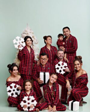 Tyson Lynch Instagram - Merry Christmas from our family to yours:D jujur when I see these beautiful photos, i feel a little sadih I couldn’t be in them😢But a Huge TERIMAKASIH BANYAK KE @musefoto “Nana” the photos are LUAR BIASA. Merry Christmas to you , your family Dan all at TEAM MUSE FOTO 🙏🏻🌲🙏🏻🌲🙏🏻